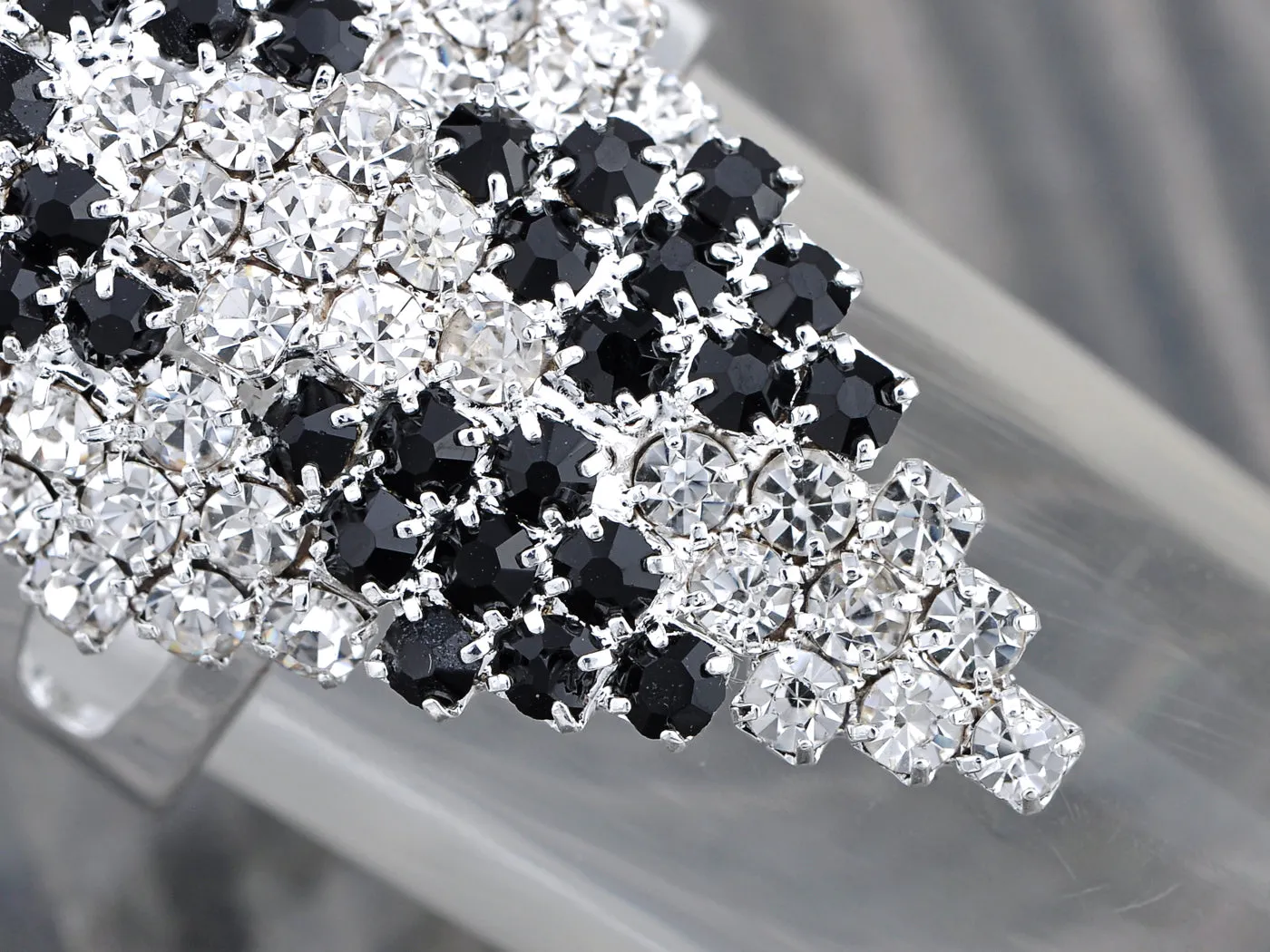 Luminous Rhombus Jet Striking Ring