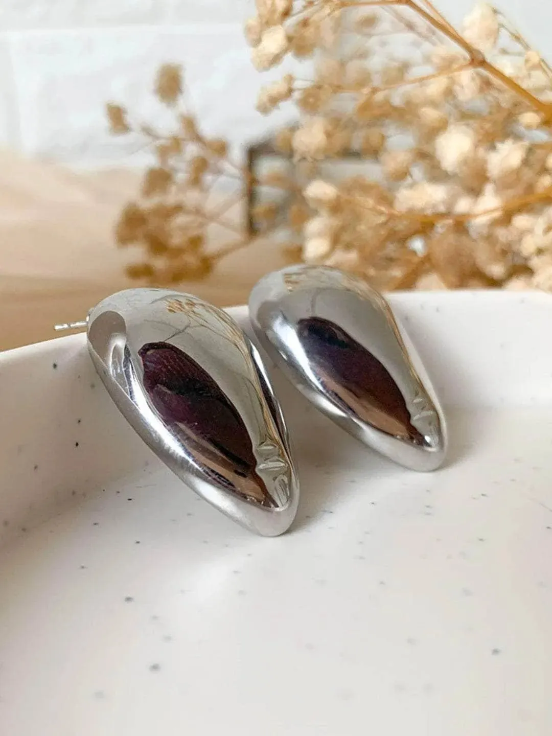 Shanaya Kapoor In Striking Tear Drop Earrings Silver