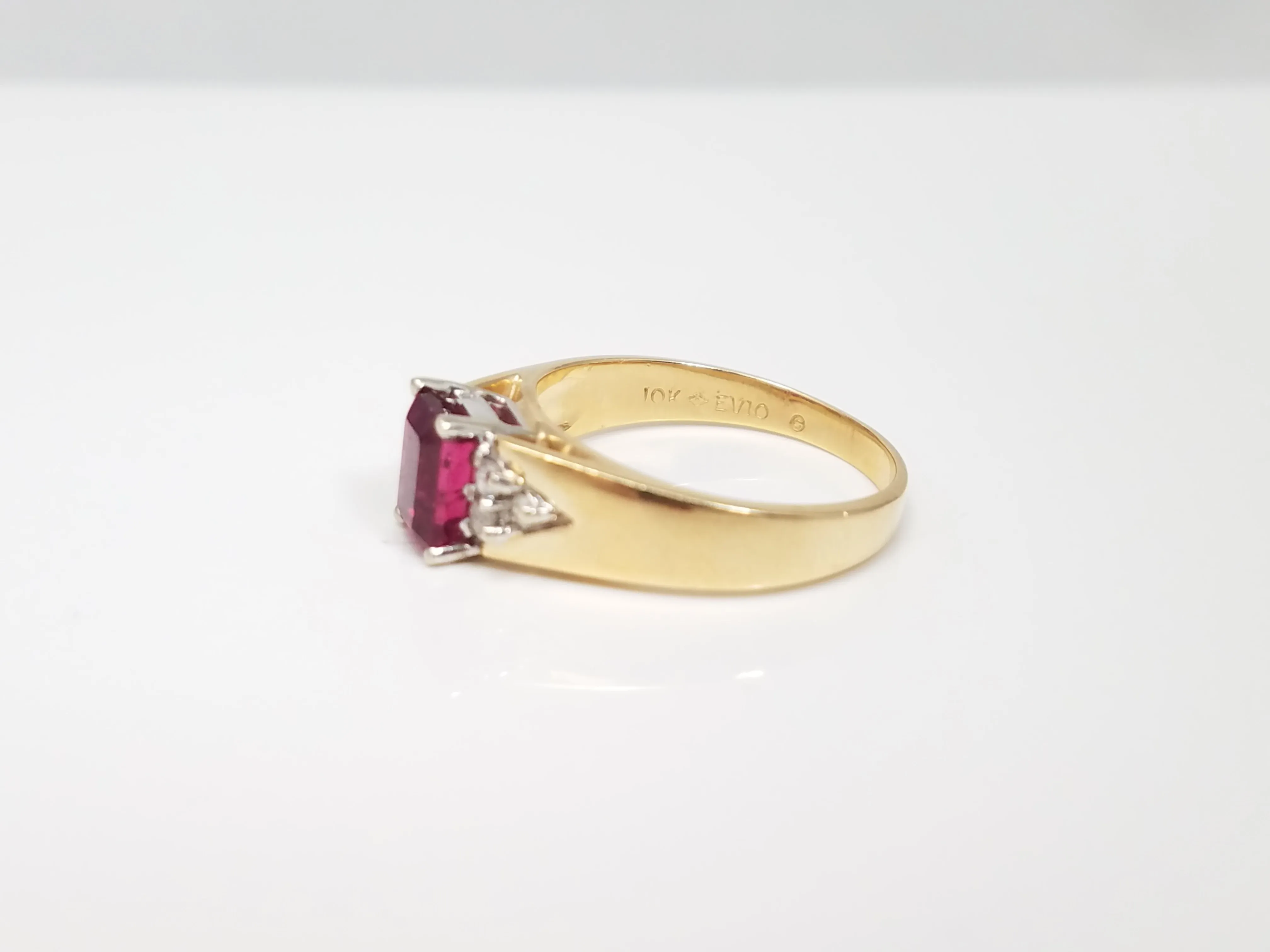 Striking 10k Yellow Gold Synthetic Red Gemstone & Natural Diamond Ring