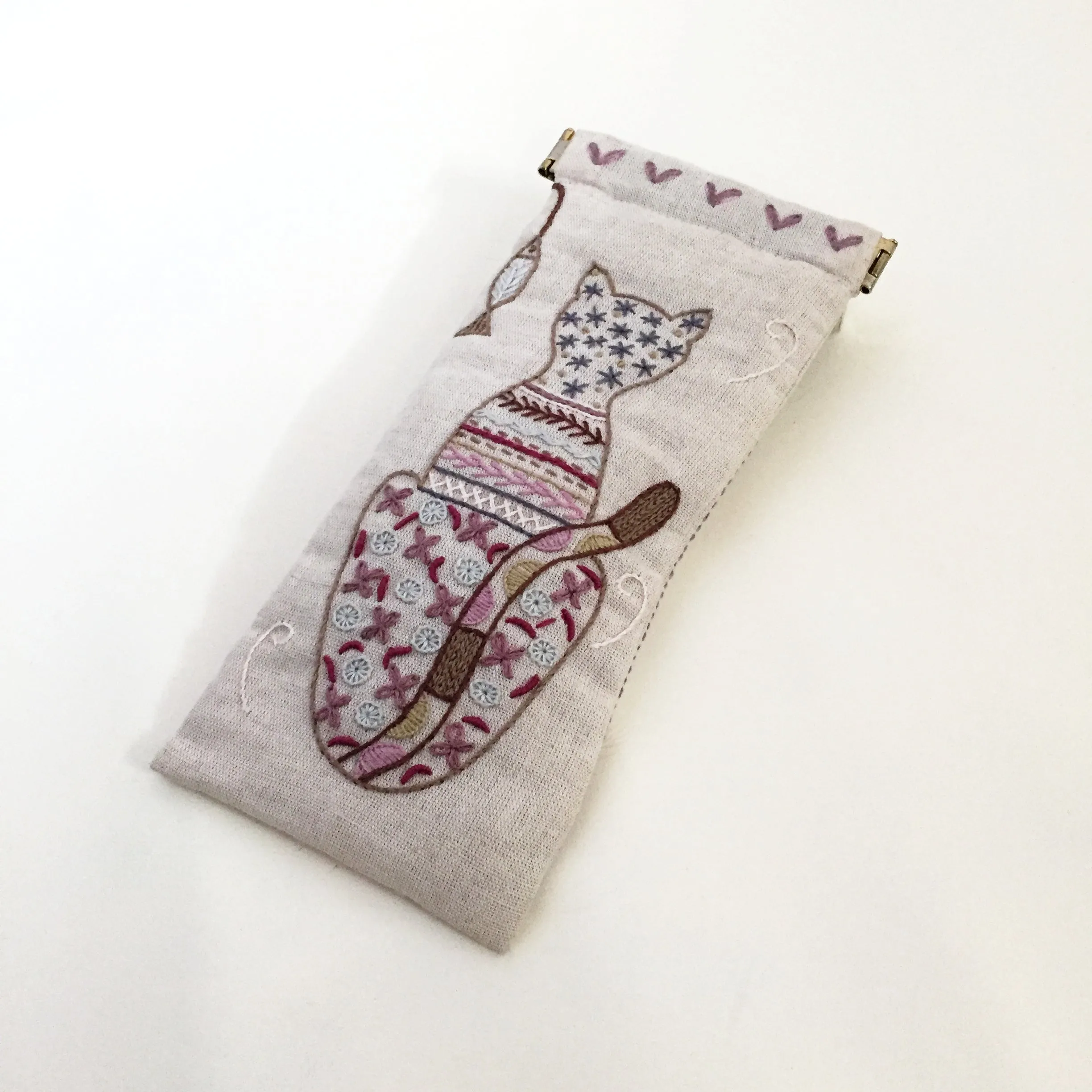 Un Chat Embroidery Kit: Cat Eyeglass Case